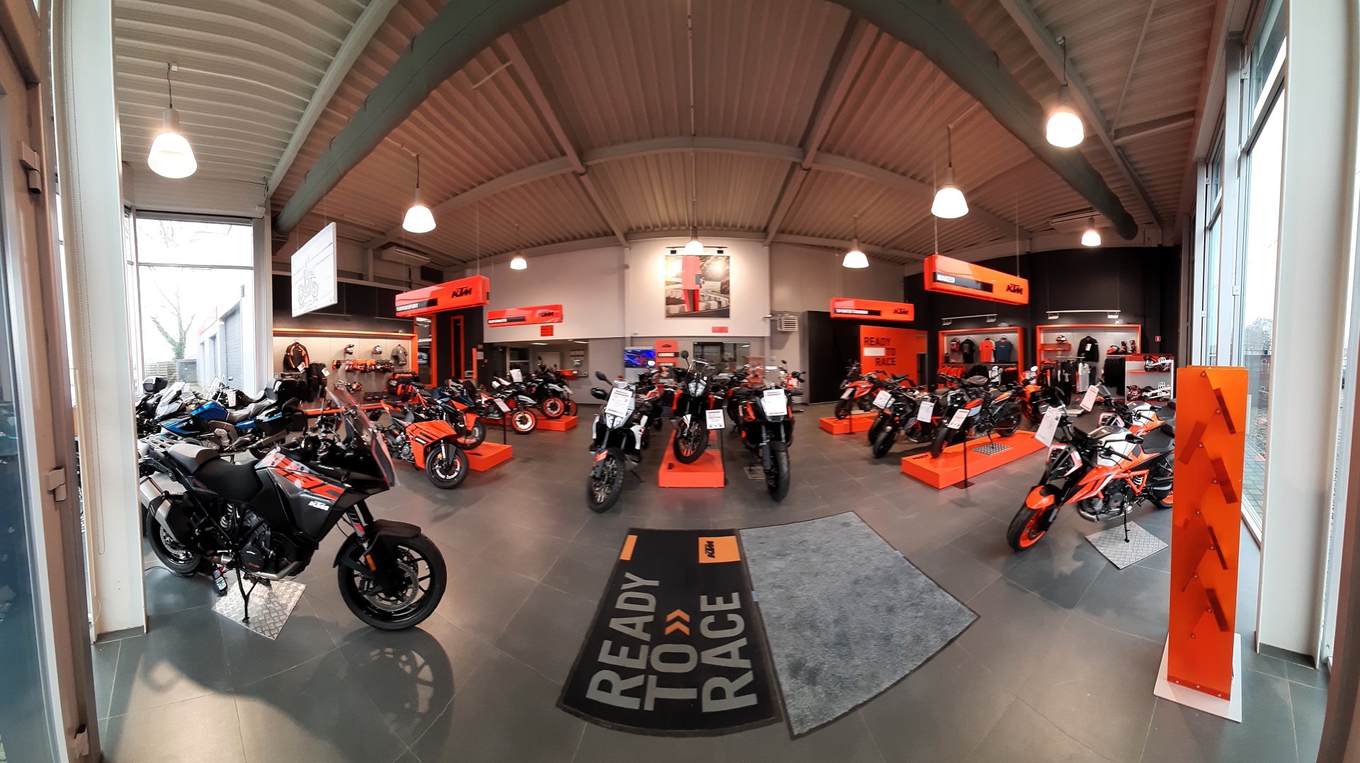 De toonzaal van Motocare is weer helemaal geoptimaliseerd om onze motorfietsen en kleding optimaal aan onze klanten te presenteren.